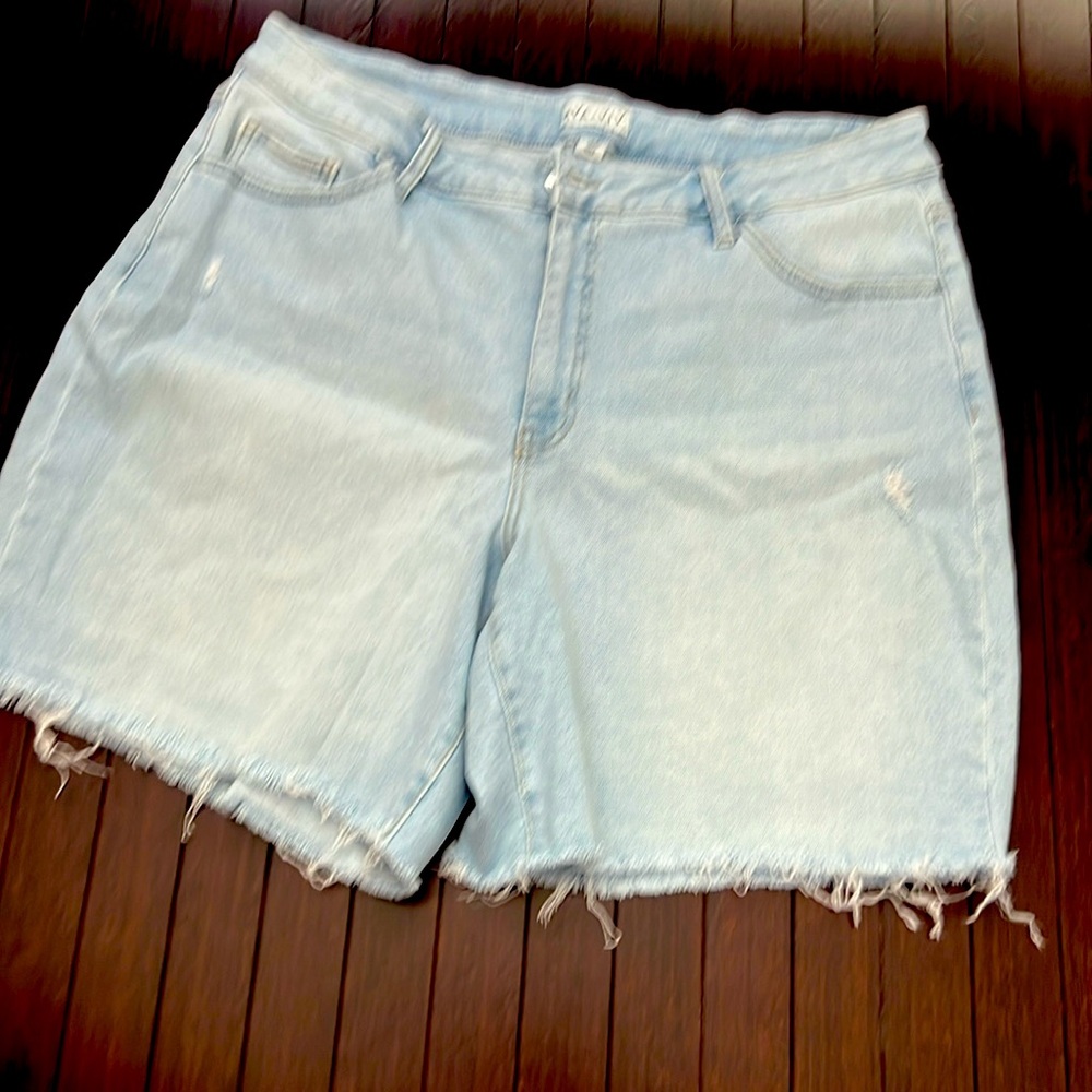 AVA & VIV Distressed Denim Midi-shorts 18
